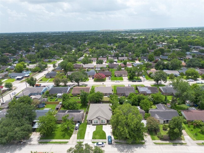 Building Photo - 3915 Brookmeade Dr