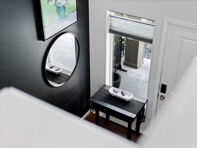 Building Photo - Desirable Kendall Yards Townhouse – Modern Living Near Downtown Spokane (Furnished)