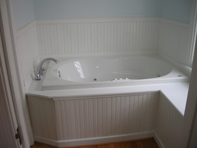 Building Photo - -- AVAILABLE MAY 8TH -- 3 BR / 2.5 BA Nice Brick home in Near West End. Available May 8th!