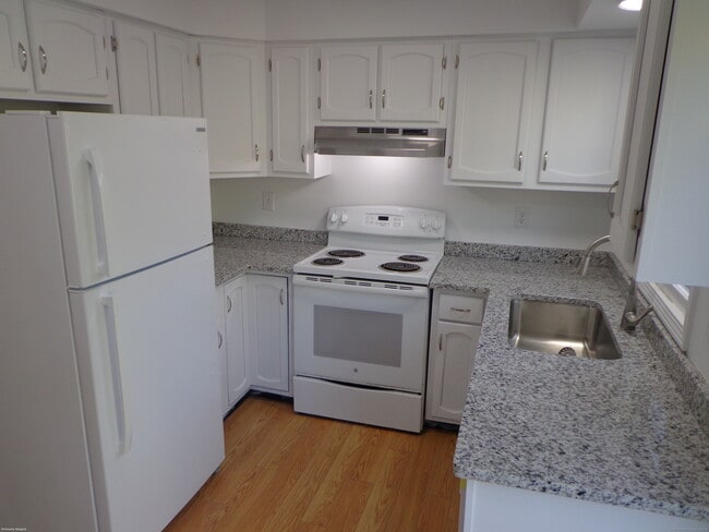 Building Photo - 83b N High St