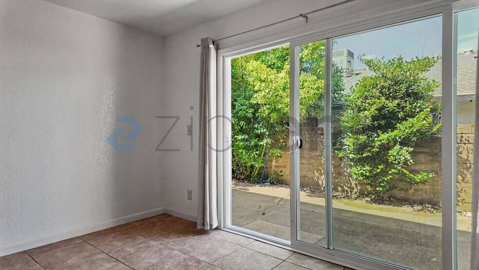 Building Photo - Unit B