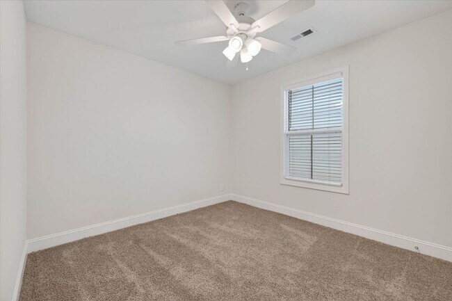 Building Photo - 4 Bedroom Pet Friendly Home For Rent with Club House, Comm. Pool, & Comm Gym Access!