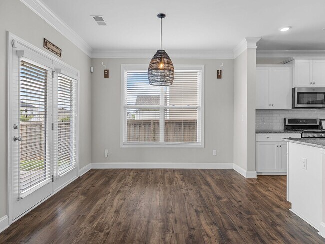 Building Photo - Beautiful 4 BR, 3.5 BA, 2 Car Garage Home ...