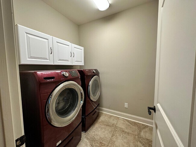 Building Photo - 8643 Amandine Way