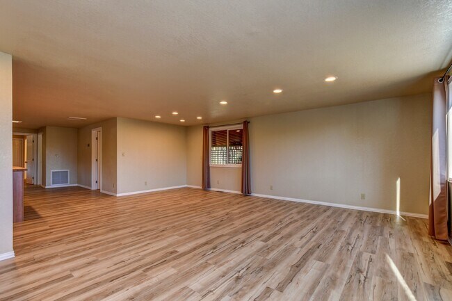 Building Photo - Spacious 2 Bedroom Home Near Willow Lake!