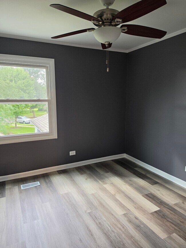 Building Photo - 304 Creekside Dr