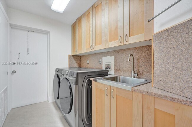 Building Photo - 2360 Tigertail Ave