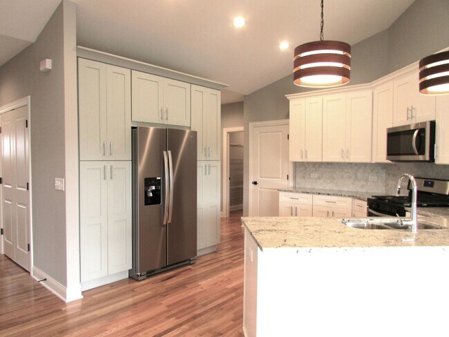 Building Photo - 981 Meadow Ln