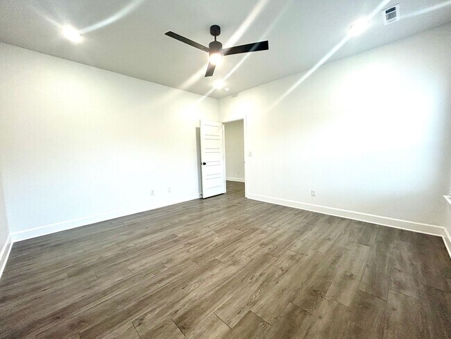 Building Photo - Centerton Home Available NOW! 4 bed, 2 full bath no carpet home. LARGE fenced backyard