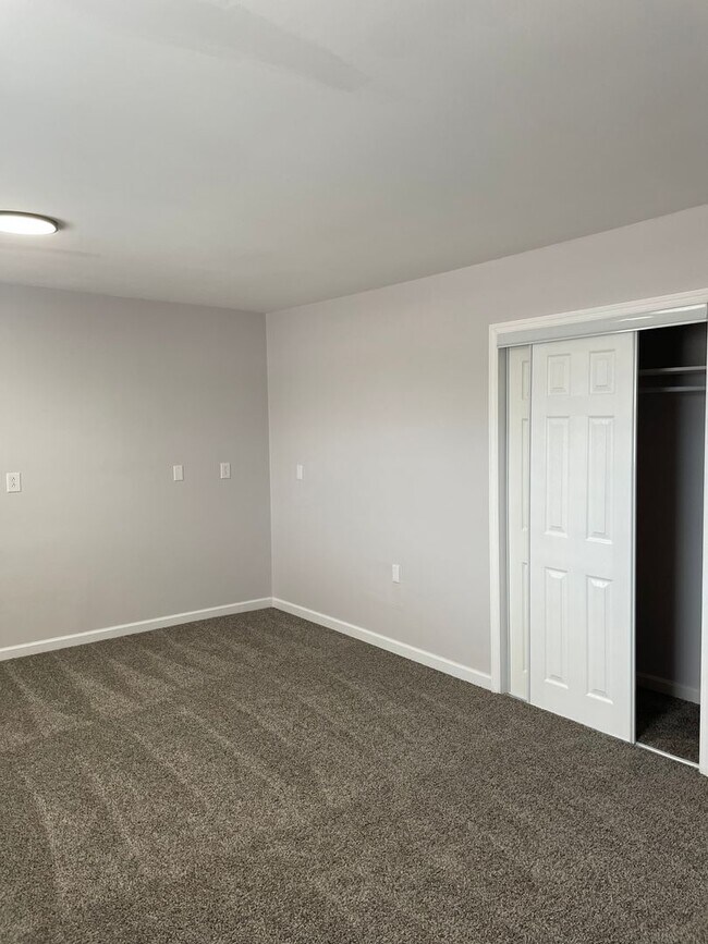 Building Photo - 380 Main Cross St