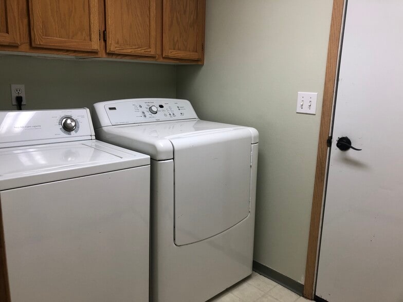 Building Photo - 247 NW Clay Ct