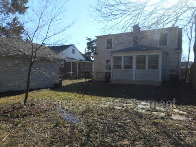 Building Photo - 815 Bright St