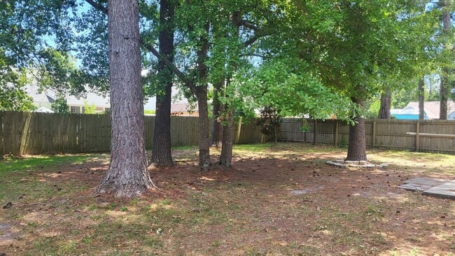 Building Photo - Welcome to this charming 3 bedroom, 2 bath...