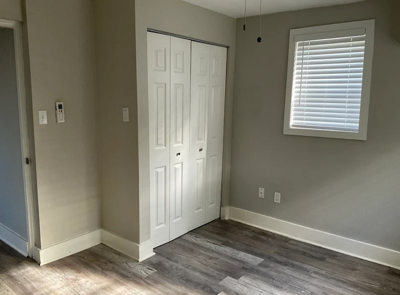 Building Photo - 431 Iris Rd