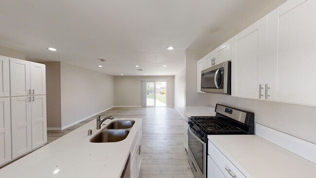 Building Photo - Renovated! 8BD/4BA with POOL!! (Lease Out ...