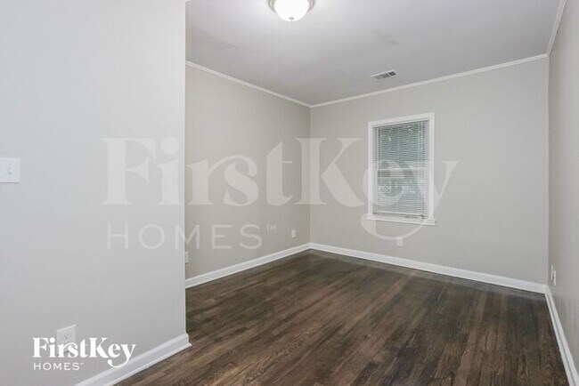 Building Photo - 1648 Columbia Dr