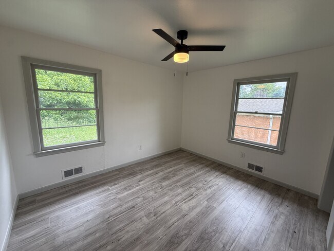 Building Photo - 136 N Crown Point Dr