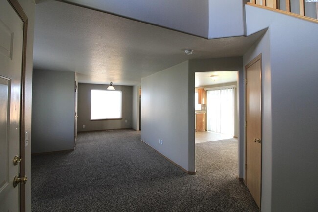 Building Photo - 3 Bed, 2.5 Bath House in West Pasco