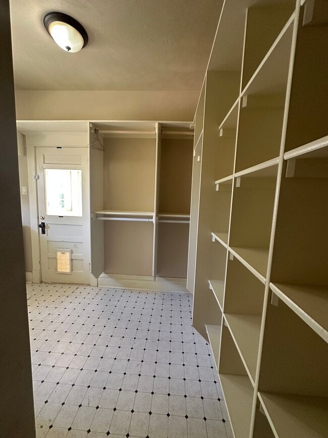 Building Photo - Amazing 3 bedroom home avail NOW
