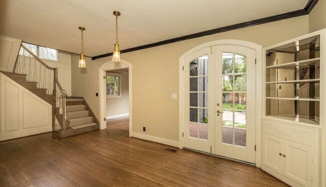 Building Photo - Charming Home w/ Beautifully Landscaped Ya...