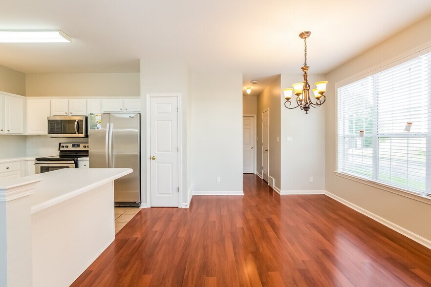 Building Photo - 10436 Sunnybrook Cir