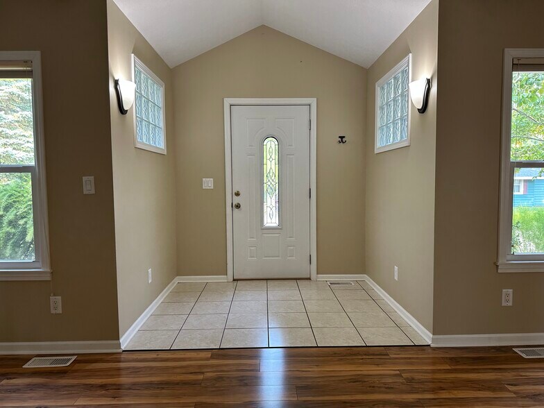 Building Photo - 1409 Miller Dr