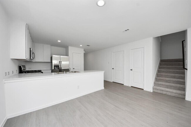 Building Photo - 25524 Roy Rogers Rd