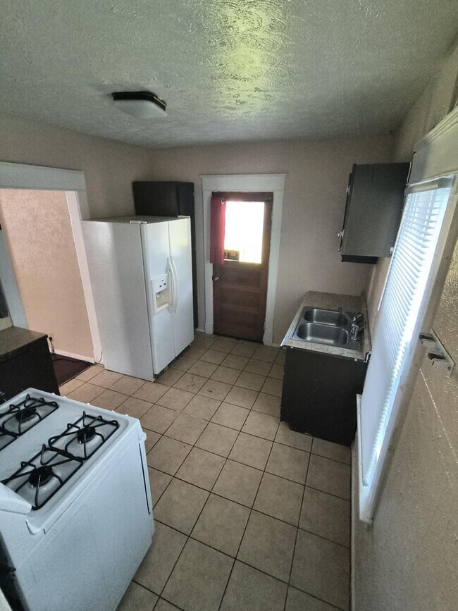 Building Photo - Spacious 3 Bedroom 1 Bath Located in East ...