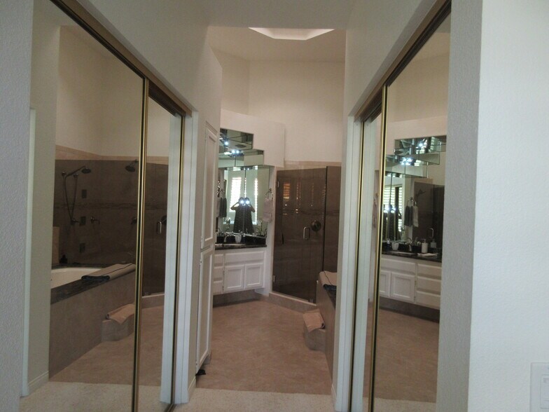 Building Photo - 100 Brandigo Cir