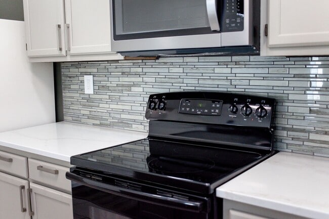 Building Photo - Columbus Station Condo-Ready to move in