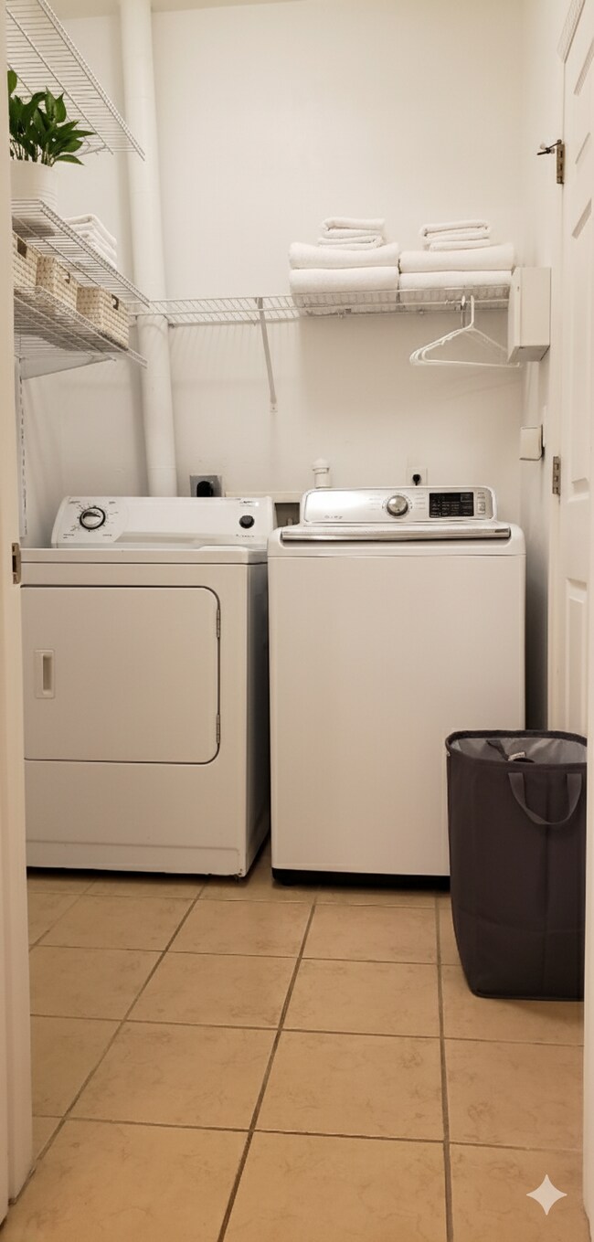 Building Photo - 6519 W Newberry Rd