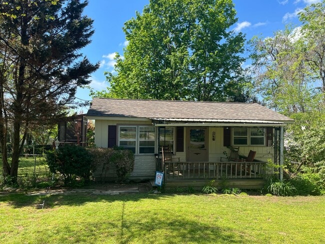 Building Photo - Cozy 2 Bed/1 Bath House, Park Like Setting, Pet Friendly, Fenced Yard