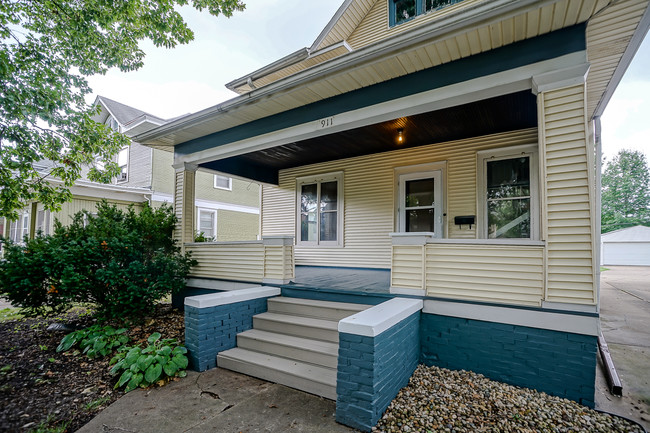 Inviting Front Porch - 911 N Cooper St