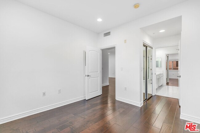 Building Photo - 11504 Moorpark St