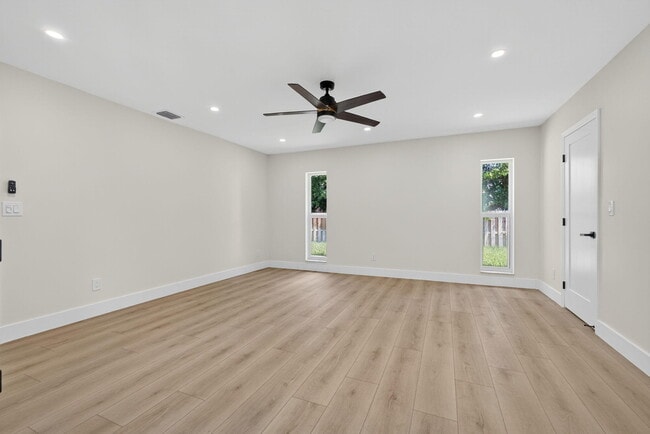 Building Photo - 280 Sulky Way