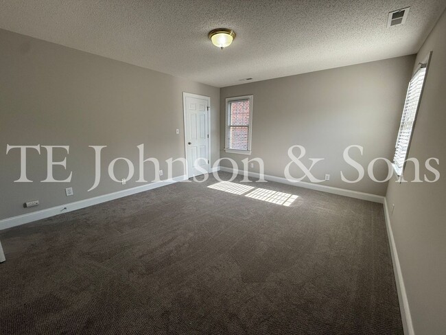 Building Photo - Spacious 3BR Home with Vaulted Ceilings, Gas Logs & Two Car Garage in Winston-Salem