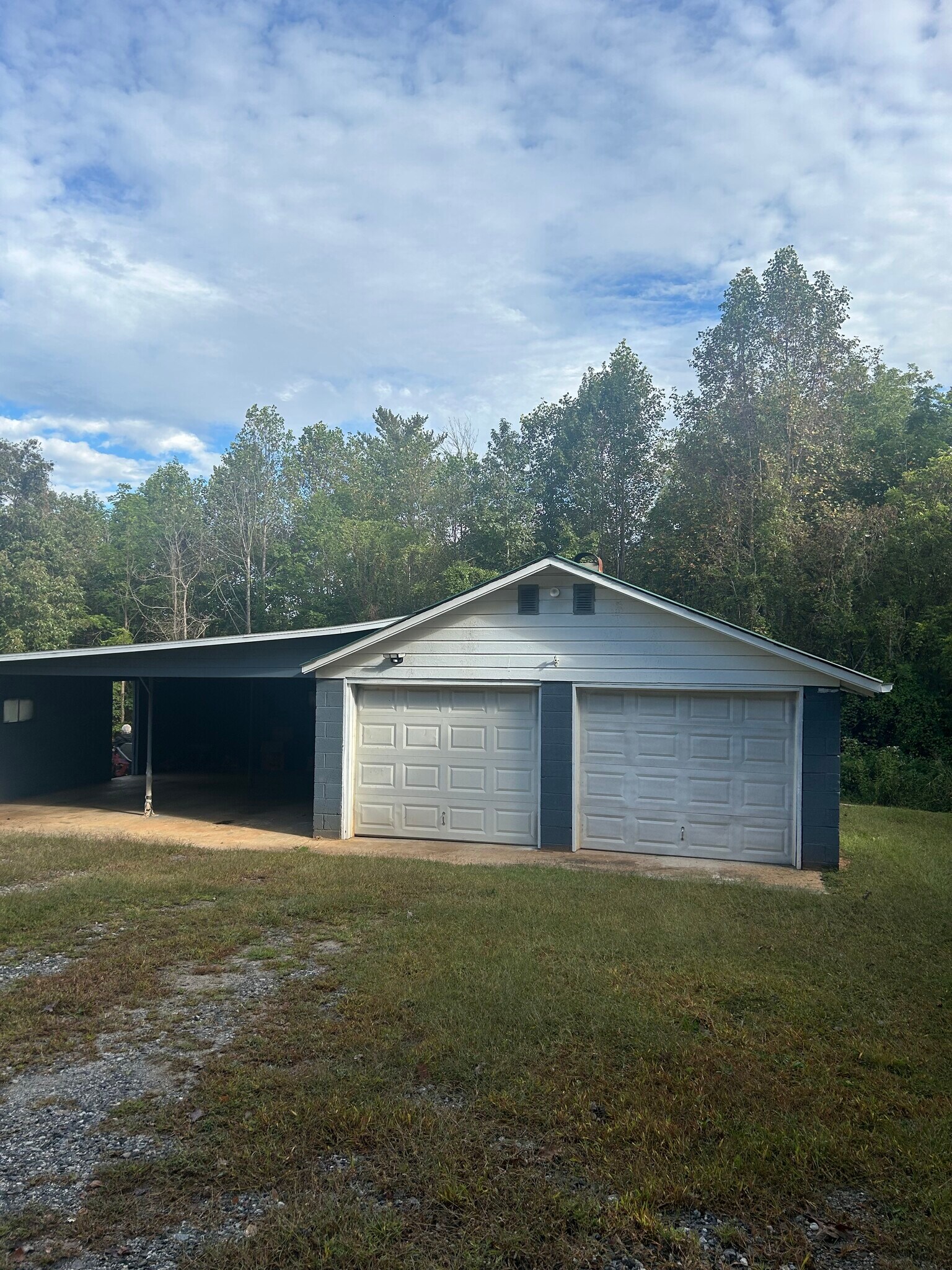 2 car detached garage - 122 Ross St