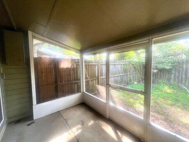 Building Photo - 113 Saddlehorn Dr