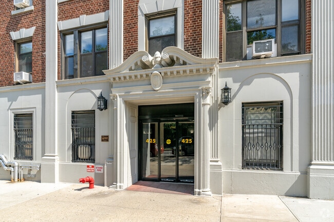 Building Photo - 425 Riverside Dr