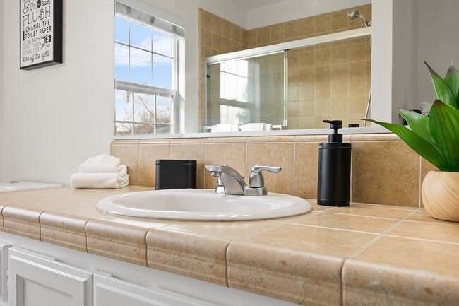 Building Photo - 600 Greeneich Ave