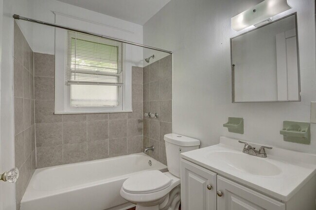 Building Photo - 512 Maple Ave