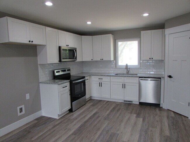 Building Photo - Brand new 3 bed/2.5 bath duplex located in...