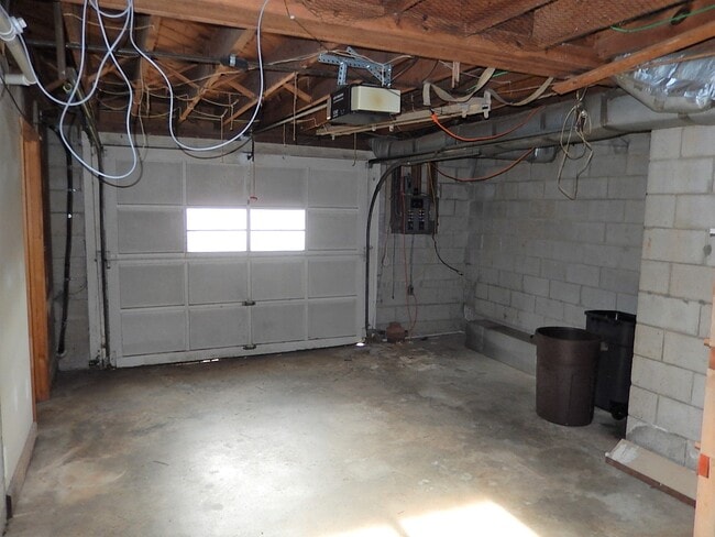 Building Photo - 106 Byron Pl