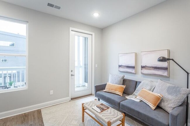 Building Photo - 2316 E 18th St Pl