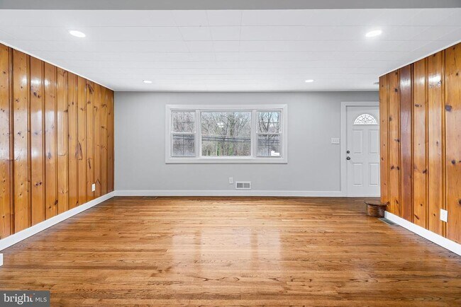 Building Photo - 821 Chesaco Ave