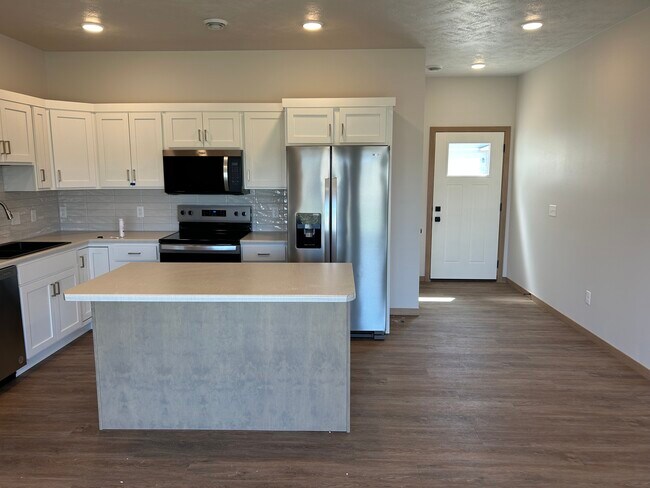 Building Photo - 6103 S Alki Pl