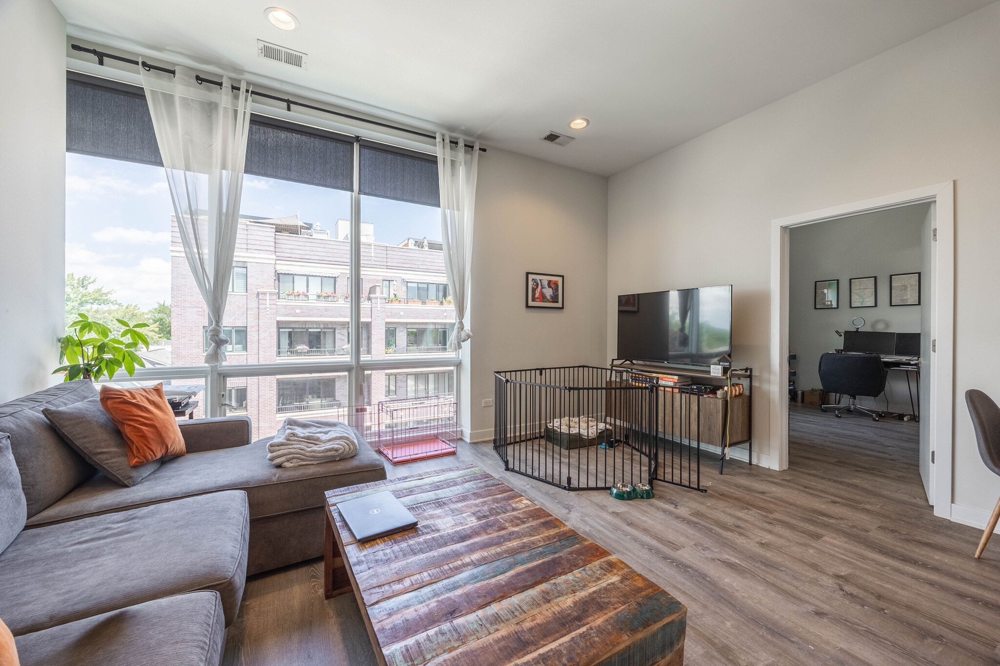 Building Photo - 2251 W Lawrence Ave