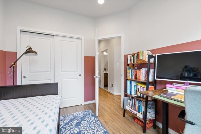 Building Photo - 5056 Oakmoore Dr