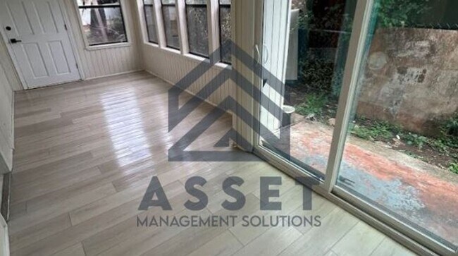 Building Photo - 5 Bedroom Home Available For Lease or Rent to Own!