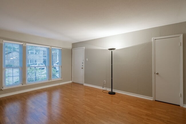 Building Photo - Condo Available for Rent!